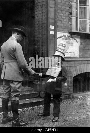 Junge beim Verteilen von Wahlen Werbung bei den Reichstagswahlen 1920 Stockfoto