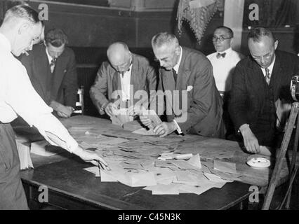 Wahlhelfer bei der Auszählung der Stimmen nach den ersten Reichstagswahlen 1932 Stockfoto