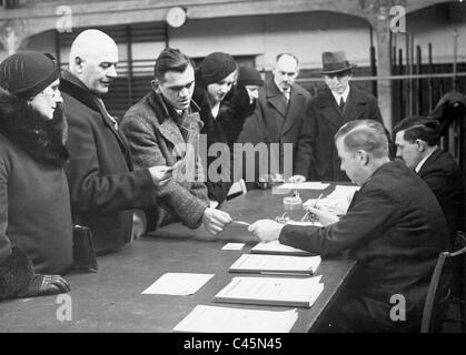 Wähler bei der Inspektion der Wahllisten, 1933 Stockfoto