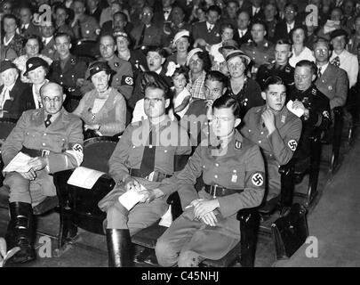 Rudolf Hess und Ernst Wilhelm Bohle (rechts) auf dem Reich-Parteitag der NSDAP, 1934 Stockfoto