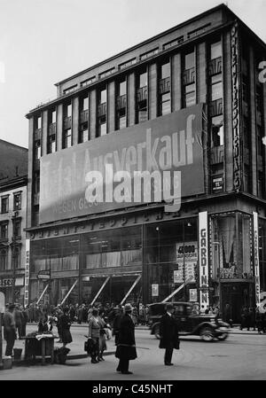 Räumungsverkauf von einem Teppich-Geschäft während der großen Depression, 1932 Stockfoto