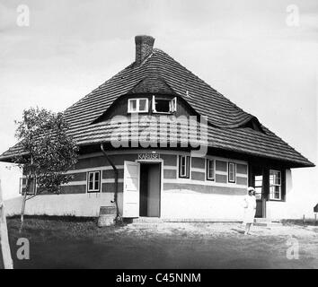Asta Nielsen vor ihrem Sommerhaus, 1933 Stockfoto