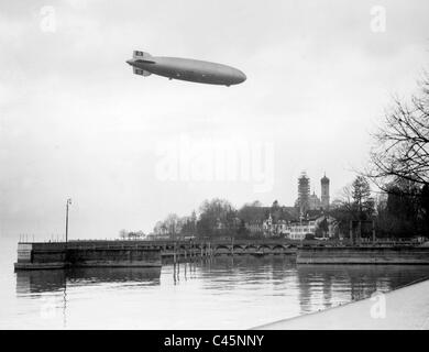 Zeppelin "Hindenburg" (LZ 129) über Friedrichshafen, 1936 Stockfoto