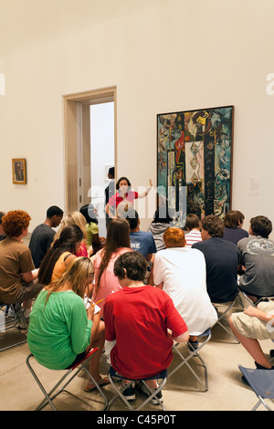 Museumsführer oder Lehrer Vorträge für Schülerinnen und Schüler im Philadelphia Museum of Art, Philadelphia, Pennsylvania, USA Stockfoto