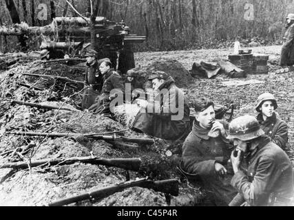 Arbeitende Männer in Position in Ungarn, 1945 Stockfoto