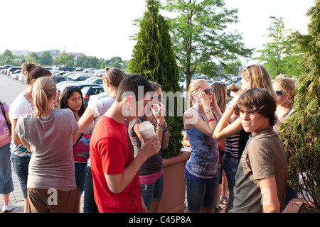 Amerikanische Jugendliche stehen außerhalb der King Of Prussia Mall, Pennsylvania, USA Stockfoto