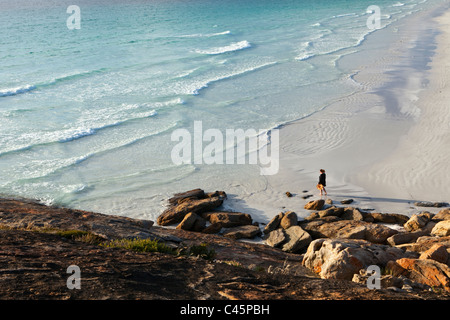 Frau Le Grand Strand entlang spazieren. Cape Le Grand Nationalpark, Esperance, Western Australia, Australien Stockfoto