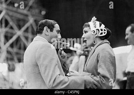 Ernst Lubitsch und Claudette Colbert während eines Shootings Pause von "The Sign Of The Cross", 1932 Stockfoto