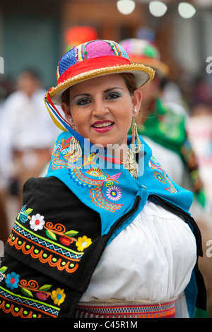 BANOS ECUADOR 11. DEZEMBER 2010 PORTRAIT FRAU TEILNAHME AN BANOS STADTFESTE IN ECUADOR TRÄGT SIE EINEN TYPISCHEN ANZUG Stockfoto