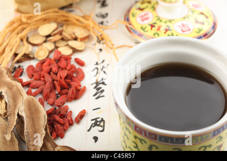 Zutaten für eine chinesische Medizin Formel - chinesische Schriftzeichen sind Namen für die Kräuter in die Formel Stockfoto