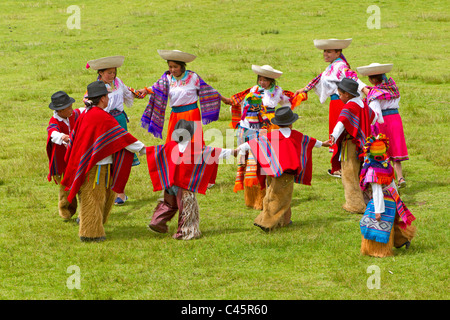 Gruppe der Ecuadorianischen Tänzer Gekleidet in traditionellen Kostümen tanzen für das Frühlingsfest Stockfoto