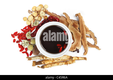 Traditionelle chinesische Kräuter und Medizin, isoliert auf weißem Hintergrund. Stockfoto