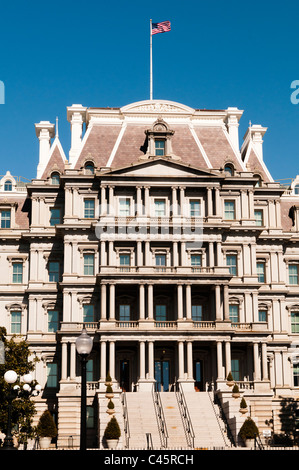 Eisenhower Executive Office Building Washington DC/WASHINGTON DC – das Eisenhower Executive Office Building, ehemals State, war and Navy Building, steht neben dem Weißen Haus in der 17th Street NW und bietet Büroflächen für Mitarbeiter des Weißen Hauses und andere Mitarbeiter der Geschäftsstelle. Das im Stil des französischen Zweiten Reiches erbaute Gebäude gehört zu den kunstvollsten föderalen Strukturen der Hauptstadt und ist ein Beitrag zum President's Park South Historic District im National Register of Historic Places. Das First Division Monument befindet sich in der nordwestlichen Ecke des President's Par Stockfoto