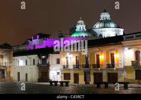 Äußere Detail Der Kuppeln Jesuitenkirche auch bekannt als die Firma eine barocke Katholische Kirche im historischen Zentrum von Quito Ecuador befindet. Stockfoto