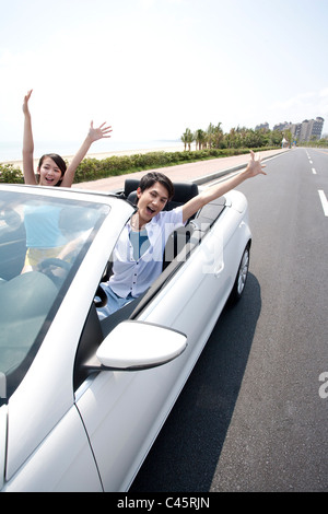 Junge Leute, die Spaß in einem Cabrio Stockfoto