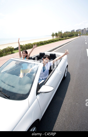 Junge Leute, die Spaß in einem Cabrio Stockfoto