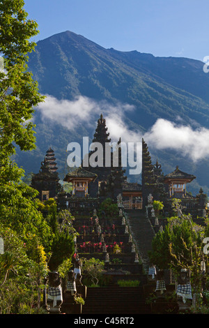 Der PURA BESAKIH-Komplex befindet sich am Hang des Heiligen GUNUNG AGUNG, der höchste Berg Islands - BALI, Indonesien Stockfoto