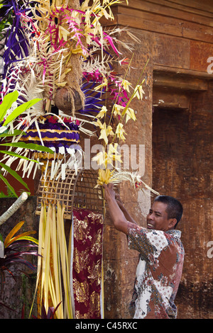 PENJORS Vertretung Heiligen GUNUNG AGUN Berg im traditionellen Dorf von PENGLIPURAN Teil der GALUNGAN FESTIVAL - BALI Stockfoto