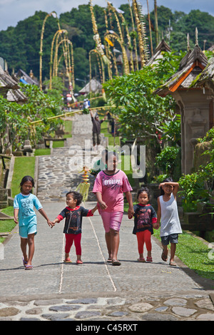 PENJORS Vertretung Heilige GUNUNG AGUN im traditionellen Dorf PENGLIPURAN als Bestandteil der GALUNGAN FESTIVAL - BALI Stockfoto