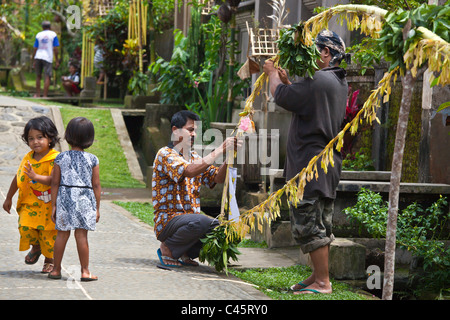 PENJORS Vertretung Heilige GUNUNG AGUN im traditionellen Dorf PENGLIPURAN als Bestandteil der GALUNGAN FESTIVAL - BALI Stockfoto