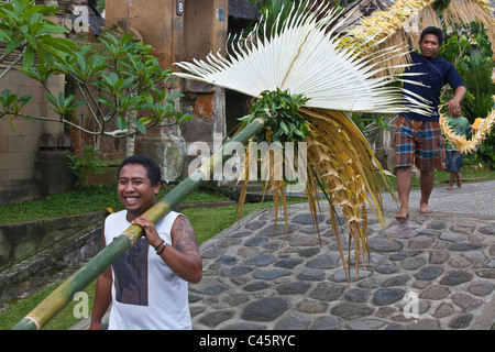 PENJORS Vertretung Heilige GUNUNG AGUN im traditionellen Dorf PENGLIPURAN als Bestandteil der GALUNGAN FESTIVAL - BALI Stockfoto