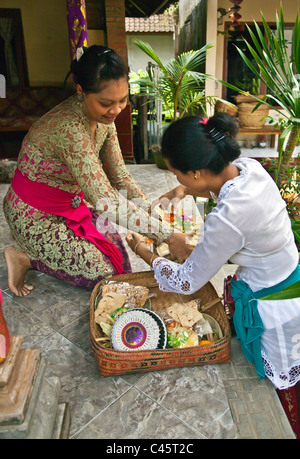 Eine neue Braut erhielt Angebote von ihren Nachbarn - UBUD, BALI, Indonesien Stockfoto