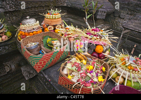 Gebäck, Obst und Blumen gehören zu dem Angebot an PURA TIRTA EMPUL Tempel während der GALUNGAN FESTIVAL - TAMPAKSIRING, Balis Stockfoto