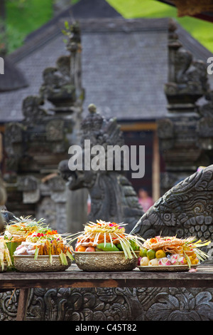 Gebäck, Obst und Blumen gehören zu dem Angebot an PURA TIRTA EMPUL Tempel während der GALUNGAN FESTIVAL - TAMPAKSIRING, Balis Stockfoto