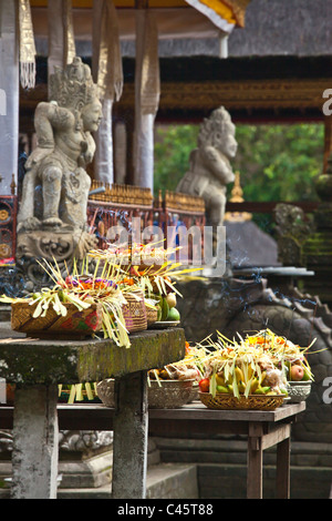 Gebäck, Obst und Blumen gehören zu dem Angebot an PURA TIRTA EMPUL Tempel während der GALUNGAN FESTIVAL - TAMPAKSIRING, Balis Stockfoto