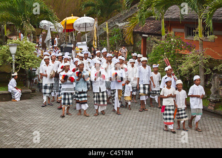 Eine Prozession der Musiker sind Teil der Zeremonie zu PURA TIRTA EMPUL Tempel während der GALUNGAN FESTIVAL - TAMPAKSIRING, BALI Stockfoto