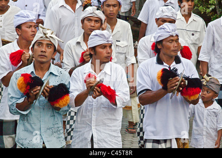 Eine Prozession der Musiker sind Teil der Zeremonie zu PURA TIRTA EMPUL Tempel während der GALUNGAN FESTIVAL - TAMPAKSIRING, BALI Stockfoto