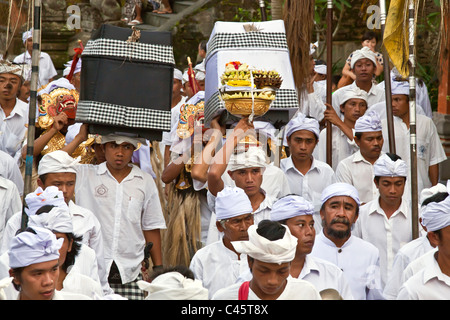 Eine Prozession der Musiker sind Teil der Zeremonie zu PURA TIRTA EMPUL Tempel während der GALUNGAN FESTIVAL - TAMPAKSIRING, BALI Stockfoto