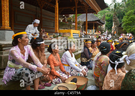 Ein Hindu Publikum verehrt zu PURA TIRTA EMPUL TEMPELKOMPLEX während der GALUNGAN FESTIVAL - TAMPAKSIRING, BALI, Indonesien Stockfoto