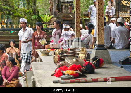 Ein Hindu Publikum verehrt zu PURA TIRTA EMPUL TEMPELKOMPLEX während der GALUNGAN FESTIVAL - TAMPAKSIRING, BALI, Indonesien Stockfoto