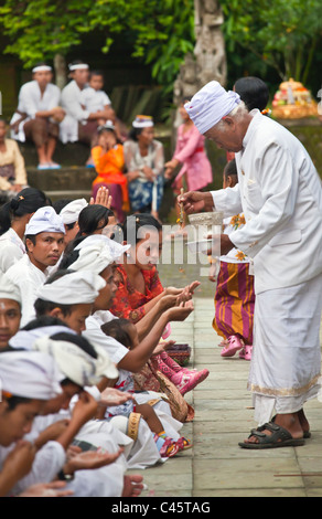 Ein Hindu Publikum verehrt zu PURA TIRTA EMPUL TEMPELKOMPLEX während der GALUNGAN FESTIVAL - TAMPAKSIRING, BALI, Indonesien Stockfoto