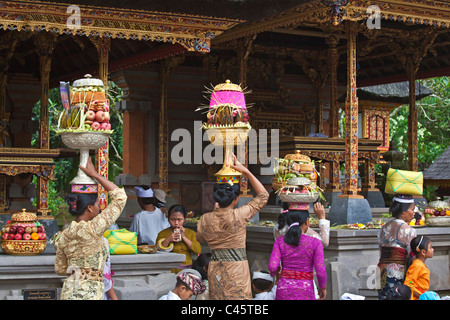 Frauen bringen Opfergaben zu PURA TIRTA EMPUL TEMPELKOMPLEX während der GALUNGAN FESTIVAL - TAMPAKSIRING, BALI, Indonesien Stockfoto