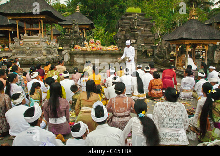 Ein Hindu Publikum verehrt zu PURA TIRTA EMPUL TEMPELKOMPLEX während der GALUNGAN FESTIVAL - TAMPAKSIRING, BALI, Indonesien Stockfoto