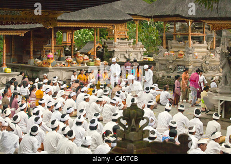 Ein Hindu Publikum verehrt zu PURA TIRTA EMPUL TEMPELKOMPLEX während der GALUNGAN FESTIVAL - TAMPAKSIRING, BALI, Indonesien Stockfoto