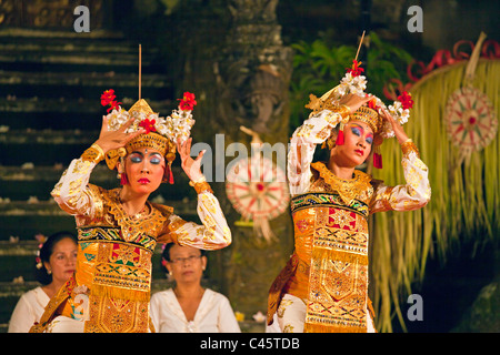 Die LEGONG-TRANCE-Tanz erfolgt durch die Cenik Wayah Gamelan Tanzgruppe bei PURA TAMAN SARASWATI - UBUD, BALI, Indonesien Stockfoto