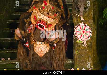 Der BARONG Tanz erfolgt durch die Cenik Wayah Gamelan Tanzgruppe bei PURA TAMAN SARASWATI - UBUD, BALI, Indonesien Stockfoto