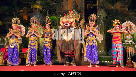 Der BARONG Tanz erfolgt durch die Cenik Wayah Gamelan Tanzgruppe bei PURA TAMAN SARASWATI - UBUD, BALI, Indonesien Stockfoto