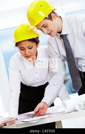 Porträt von zwei Architekten in Helme Dokument Tagung diskutieren Stockfoto