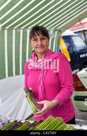 Standbesitzer Bio Spargel in Albany Farmers Market zu verkaufen. Albany, Western Australia, Australien Stockfoto