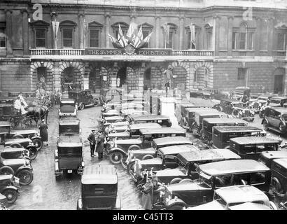 Parkplatz an der Royal Academy of Arts in London, 1934 Stockfoto