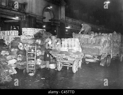 Warenlieferung an Covent Garden Market in London, 1938 Stockfoto