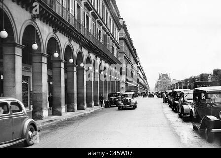 Straßenverkehr in der Rue de Rivoli in Paris, 1938 Stockfoto