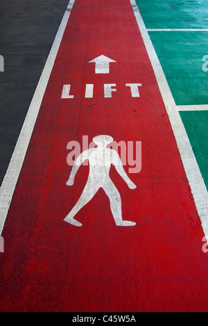 Fußgängerzone Pfeilzeichen zum Lift auf einem Parkplatz Stockfoto