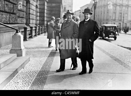 Johannes Bell auf dem Weg zur parlamentarischen Gruppe treffen, 1930 Stockfoto