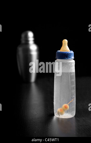 Martini in einer Babyflasche. Stockfoto