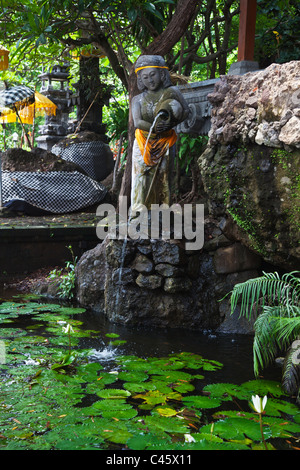 LOTUS-Teich bei PURA MELANTING ist ein Hindu-Tempel befindet sich in einem schönen Landwirtschaft-Tal in der Nähe von PEMUTERAN - BALI, Indonesien Stockfoto
